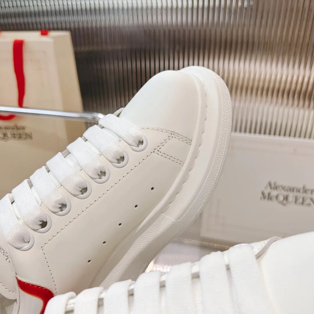 👟👟Ex-factory price 440👟👟 Men's size +10 (high version + 60 men's size plus 10) The latest addition to the counter is the top high-end version of Alexander McQueen·Alexander McQueen 2023 new wide sports shoes, white shoes and casual shoes👟New colors! The rear tail is really unique and pretty, I love it at first sight! 😍Top version! 👍🏻I won’t introduce too much about the style of this shoe. It will never go out of style year after year in spring, summer, autumn and winter. It is a super versatile style and has always been in hot demand. 🔸Upper: original custom-made latest silk cowhide 🔸Inner lining: cowhide foot pads + top-grade highly breathable mesh ��Outsole: the latest original open mold one-to-one precision mold PU vacuum outsole 🔸Female model 34-41 (customized at 34.40.41) 🔸Men's model 38-45 (customized at 38 45)